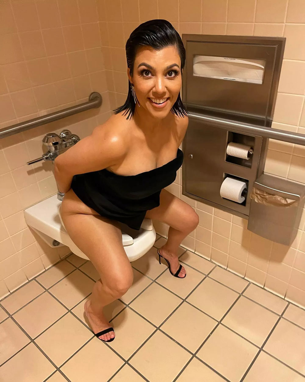 kourtney-kardashian-on-toilet