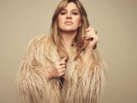 kelly-clarkson-tmi-bathroom